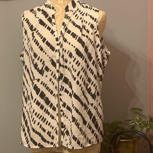 EUC- Liz Claiborne- button front blouse - Picture 2 of 11